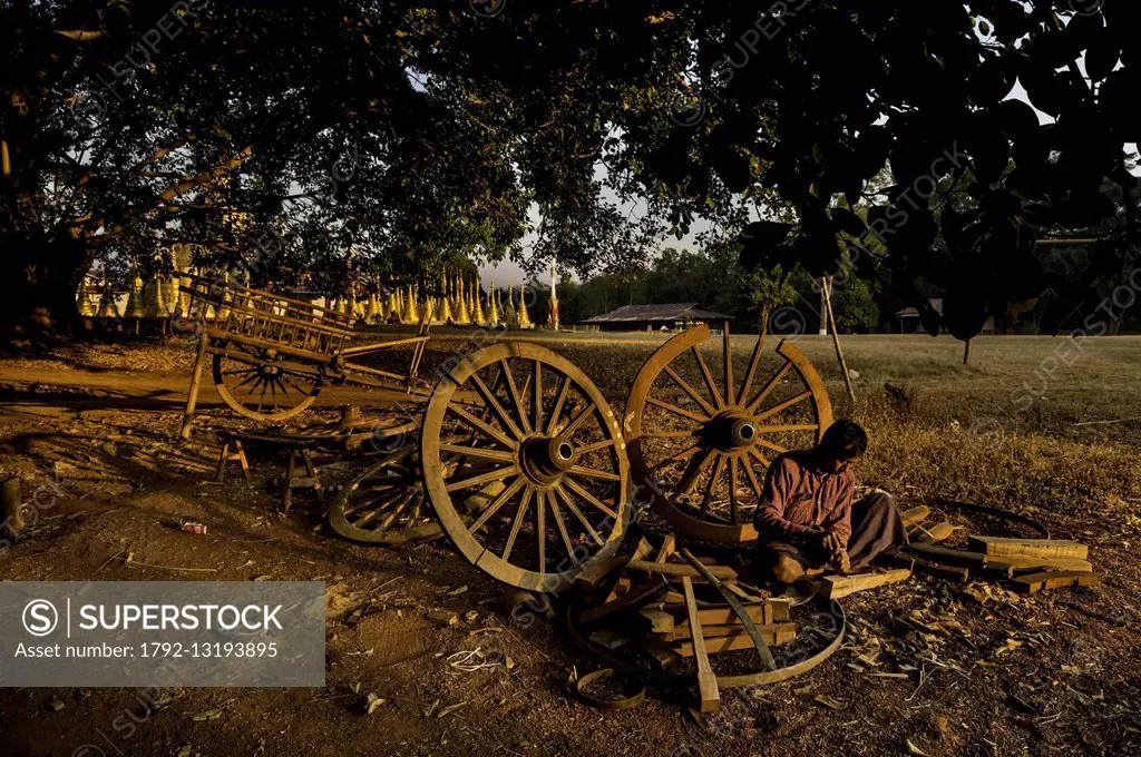 Myanmar (Burma), Shan state, Pa'O Tribe, Hamsu, Maha Myatmuni pagoda, U Myo Wai is building ox cart wheels