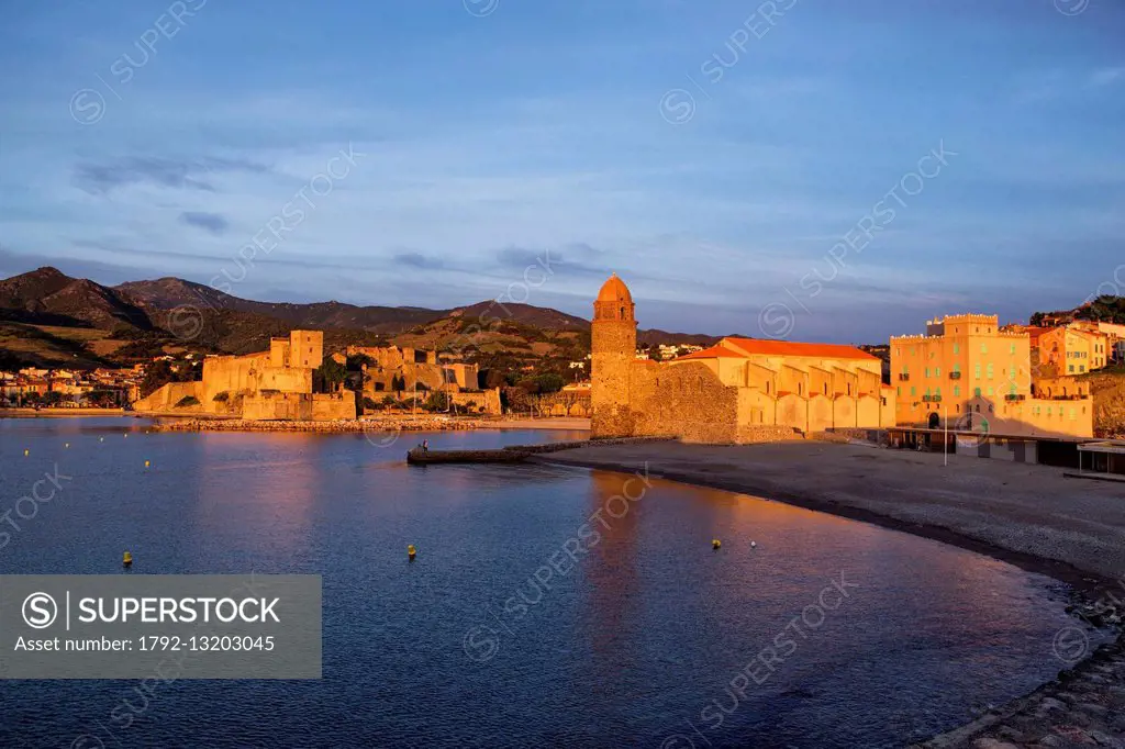 France, Pyrenees Orientales, Cote Vermeille, Collioure at dawn, royal castle and church of Notre Dame des Anges