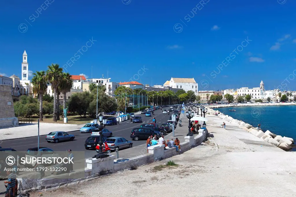 Italy, Puglia, Bari, overlooking on the city and its waterfront