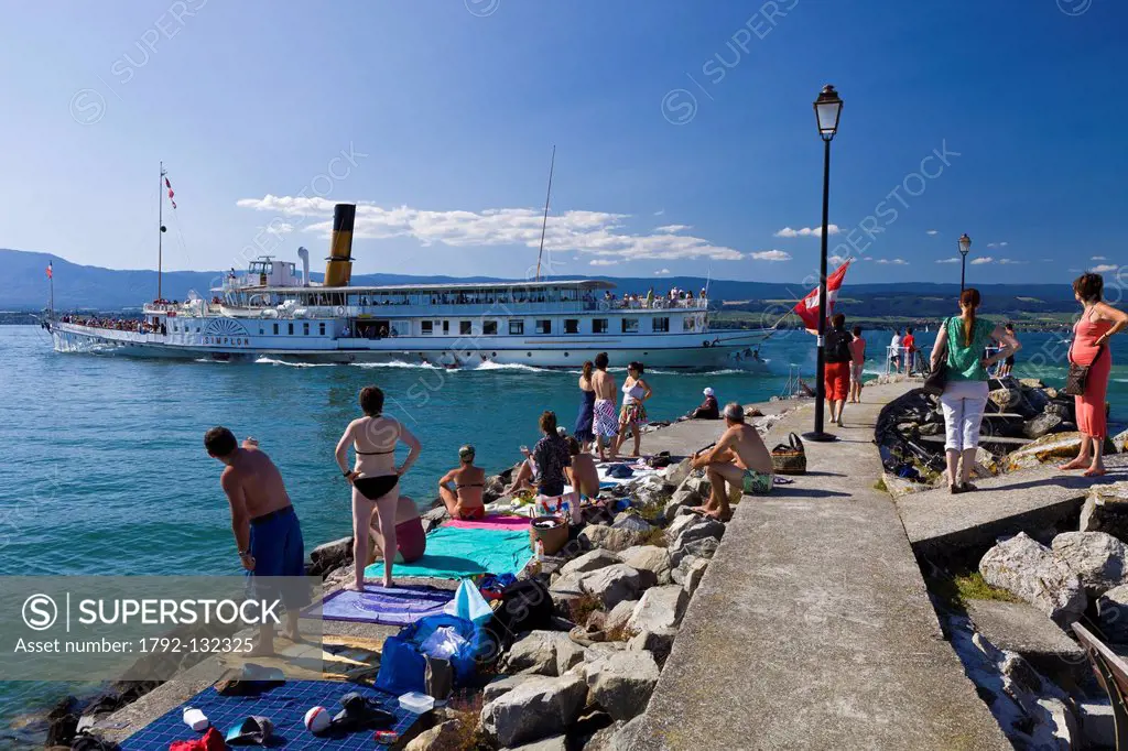 France, Haute Savoie, Le Chablais, Nernier, the landing stage by the lake Lake Geneva and paddle boats