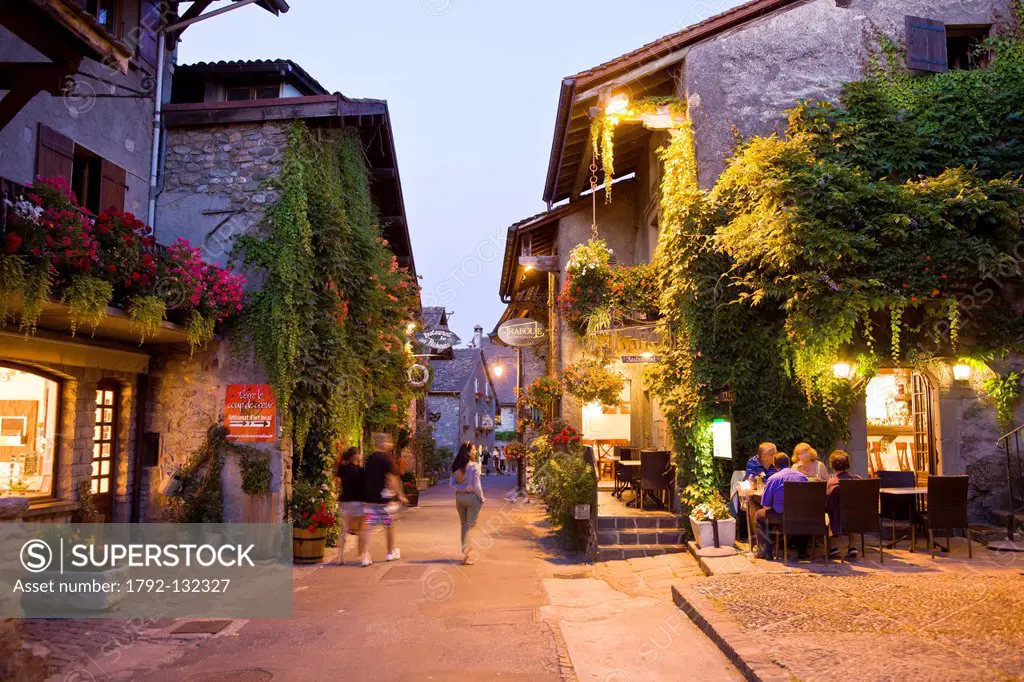 France, Haute Savoie, Le Chablais, Yvoire, labeled Les Plus Beaux Villages de France the Most Beautiful Villages of France, alleys in the evening and ...
