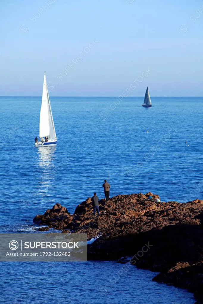 France, Var, Corniche de l´Esterel, Cap du Dramont, sailing out of Agay harbour