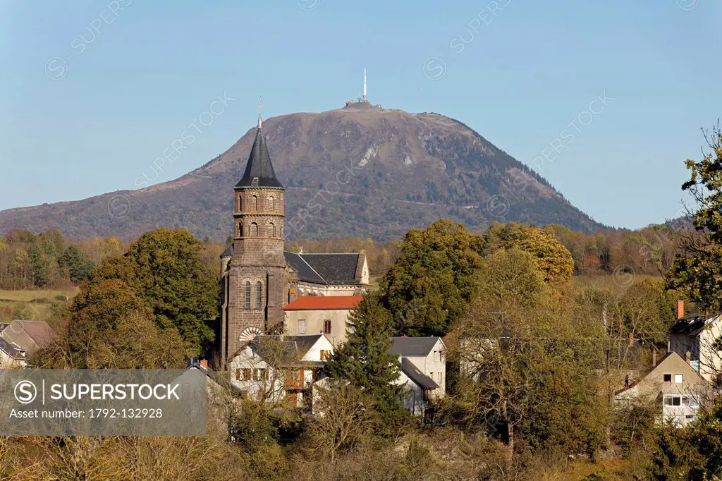 France, Puy de Dome, Parc Naturel Regional des Volcans d´Auvergne Auvergne volcanoes natural regional park, Olby and the Puy de Dome