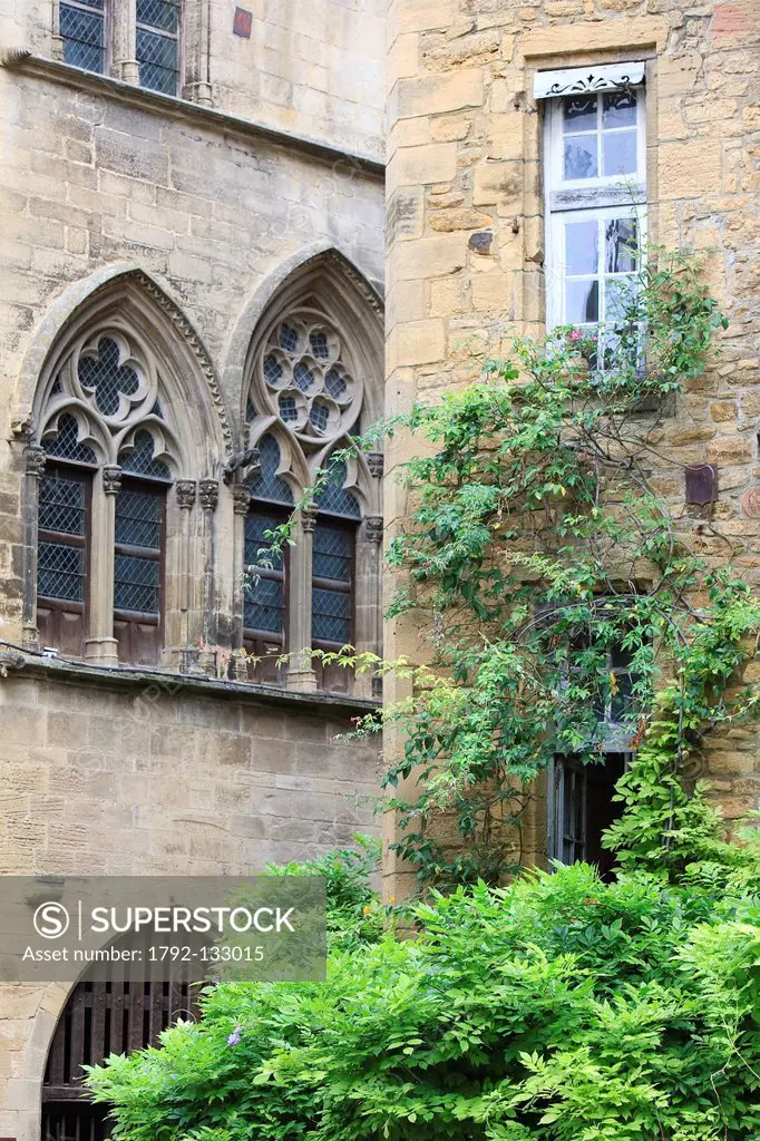 France, Dordogne, Perigord Noir, Dordogne Valley, Sarlat la Caneda, Place du Marche aux Oies, Hotel de Vassal and Hotel Plamon, 15th century mansion h...