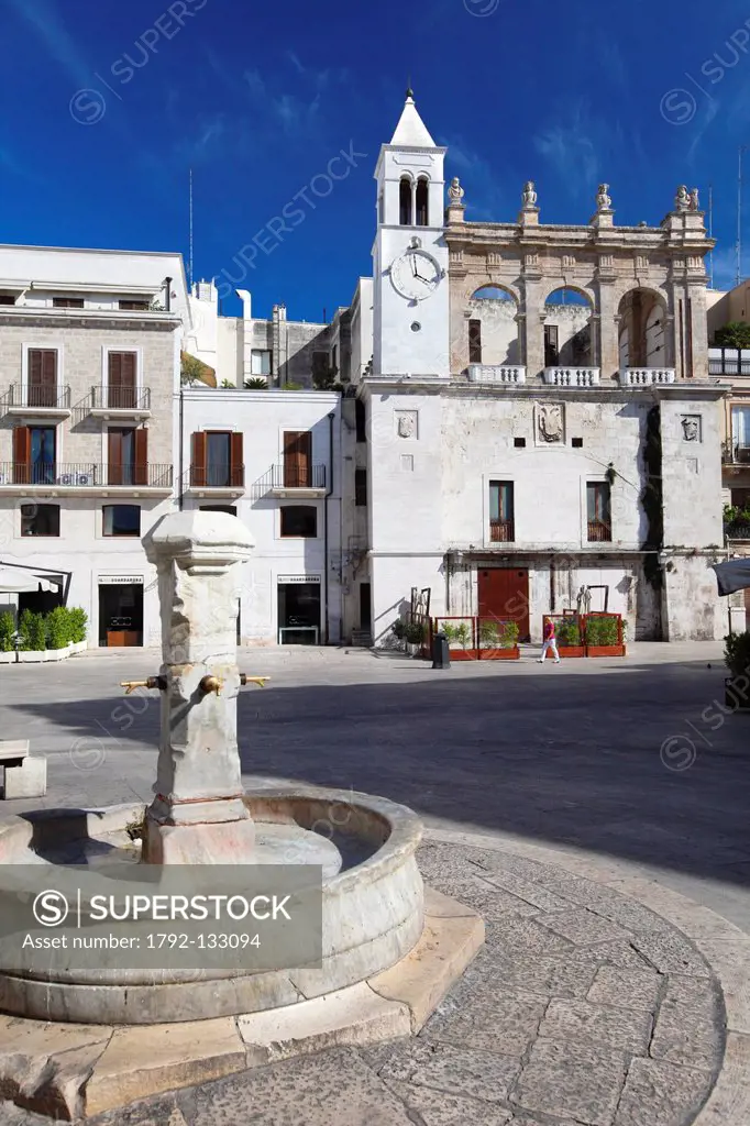 Italy, Puglia, Bari, mercantile in the old town square