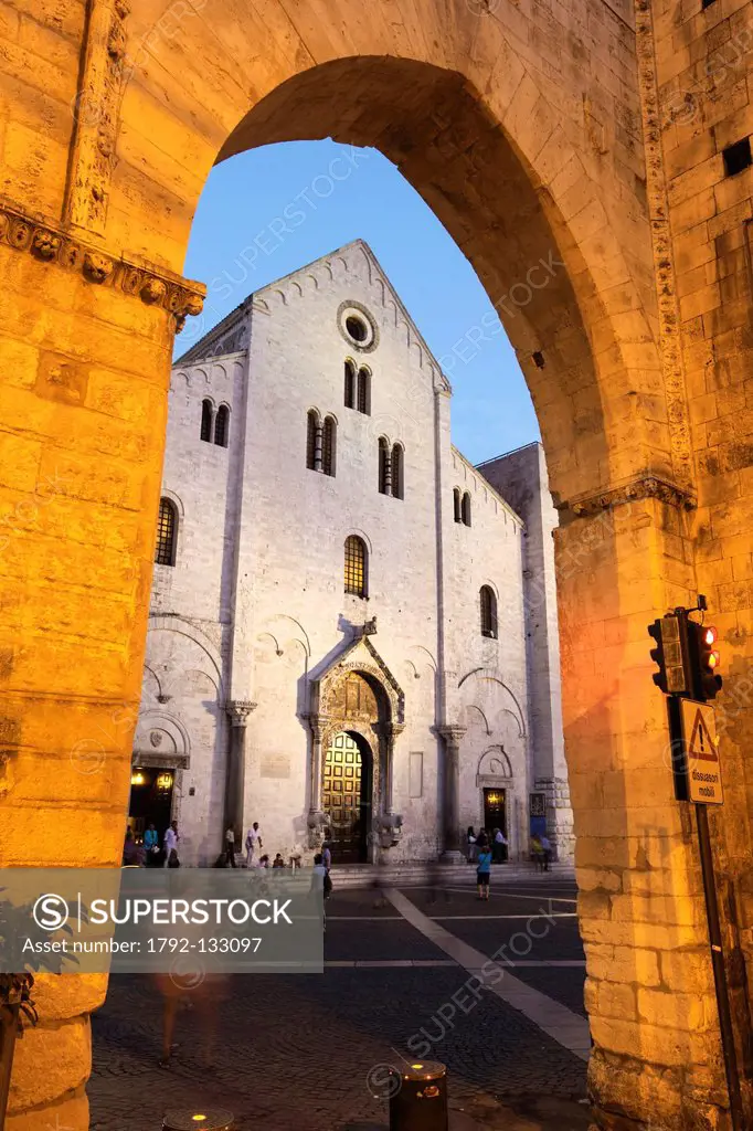 Italy, Puglia, Bari, the old town, Basilica di San Nicola St Nicholas Basilica built between 1087 and 1197, during the Italo_Norman domination of Pugl...
