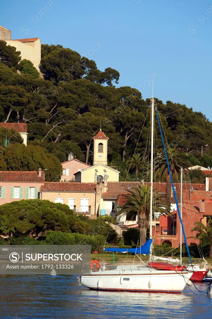 France, Var, Iles d´Hyeres, National Park of Port Cros, Porquerolles island, port, village and fort of St. Agatha in the background