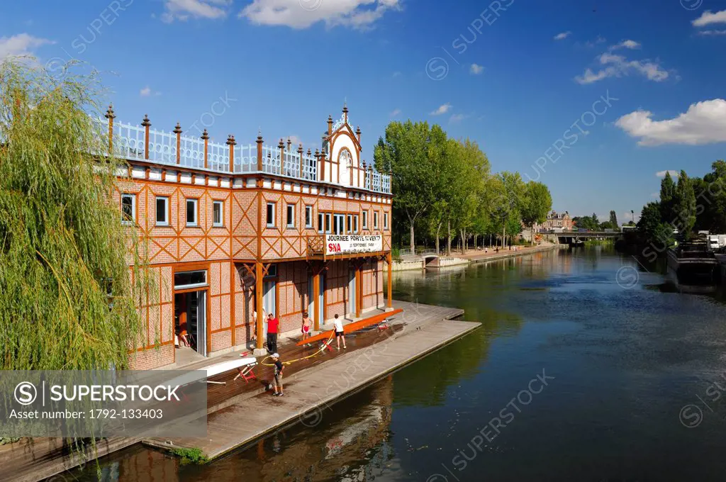 France, Somme, Amiens, rowing school, cleaning boats on the river banks