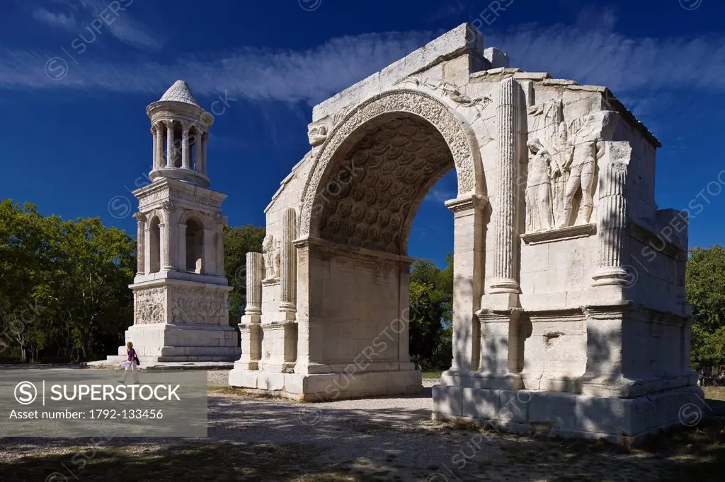 France, Bouches du Rhone, Alpilles, Saint Remy de Provence, Gallo Roman Antiquity site of Glanum, triumphal arch and Mausolee des Jules Julius Mausole...
