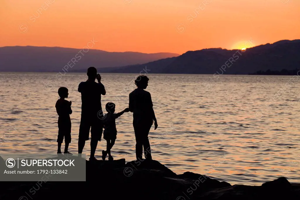 Suisse, Canton of Vaud, Lake Geneva, Veytaux, family in front of a sunset from Chillon Castle at South Montreux