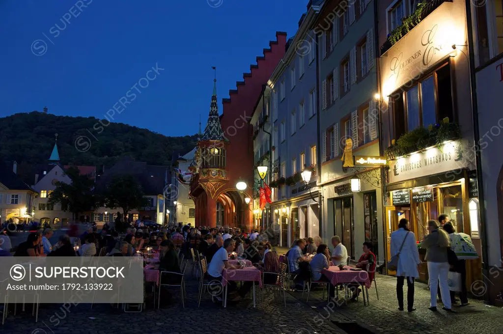 Germany, Black Forest, Schwarzwald, Baden_Wuerttemberg, Freiburg, Munsterplatz cathedral square, historisches Kaufhaus home merchants