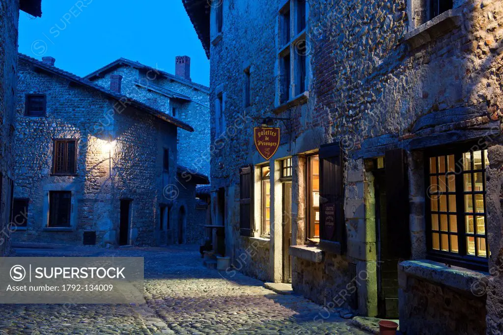 France, Ain, the Medieval village of Perouges, labelled Les Plus Beaux Villages de France The Most Beautiful Villages of France, Rue des Rondes at dus...