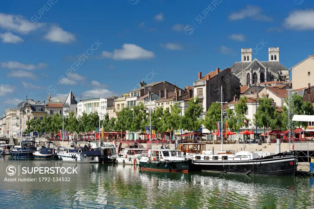 France, Meuse, Verdun, tourist boats moored on the Quai de Londres seen from the Quai de la Republique