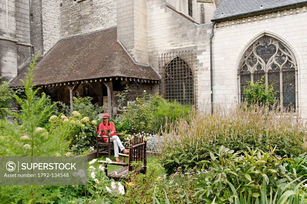 France, Aube, Troyes, Saint Mary Magdalene Church of the 12th century, Garden of the Innocents, old cemetery of the 15th century, a young woman readin...