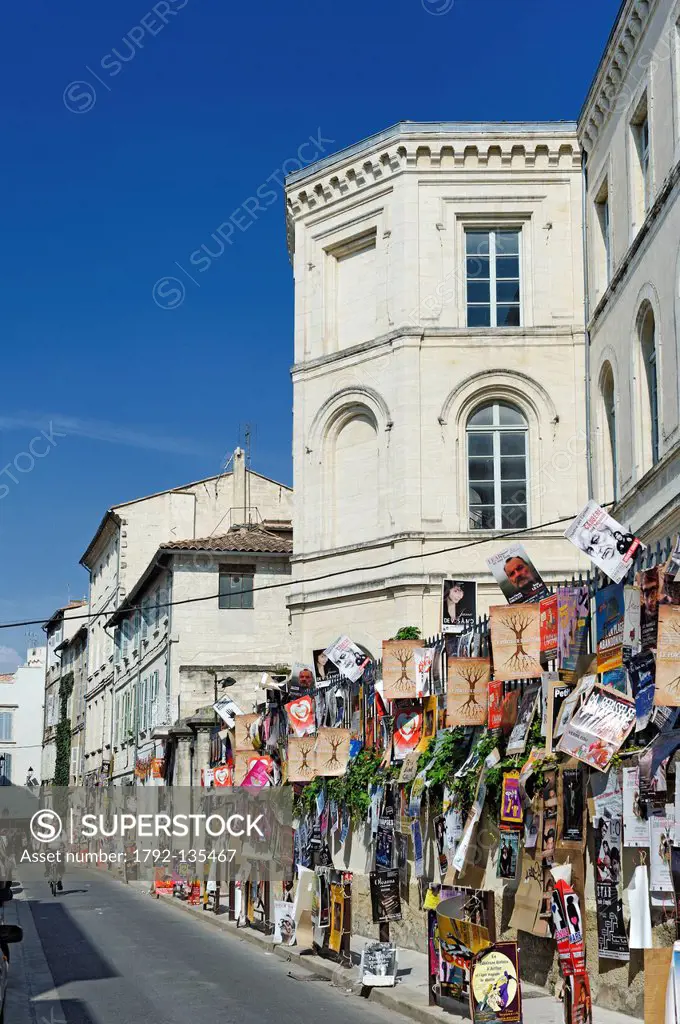 France, Vaucluse, Avignon, Rue des Lices, Avignon Festival, display wild performances on the walls of the city, strolling down the street festival