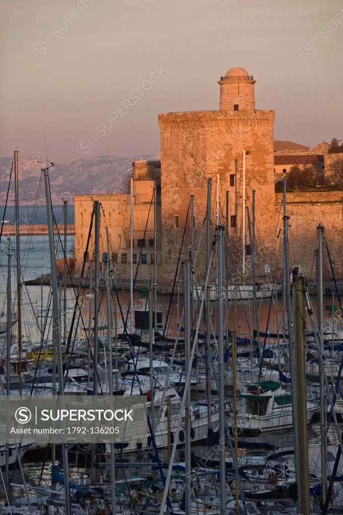France, Bouches du Rhone, Marseille, Le Vieux Port and Fort St John at dawn