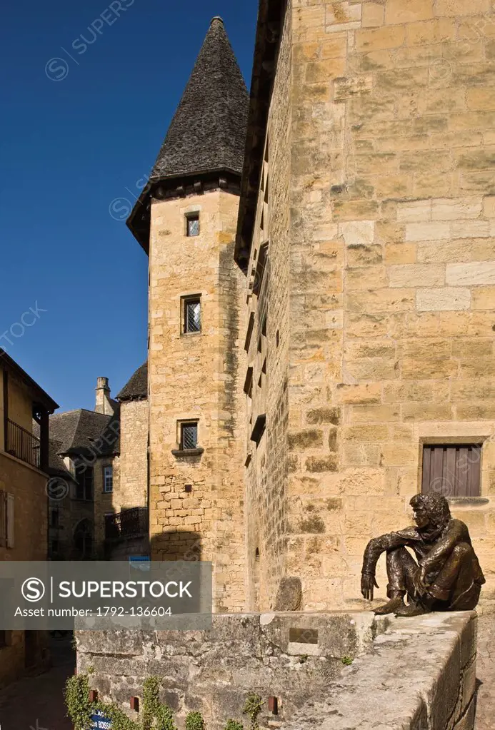 France, Dordogne, Dordogne Valley, Black Perigord, Sarlat la Caneda, Sculpture around the hotel Gisson