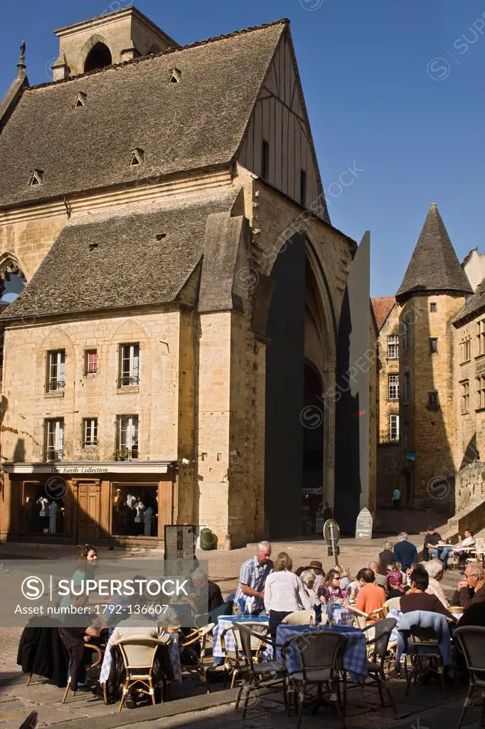 France, Dordogne, Black Perigord, Sarlat la Caneda, restaurant terrace Place of Liberty in the background the church of St. Mary converted into a cove...