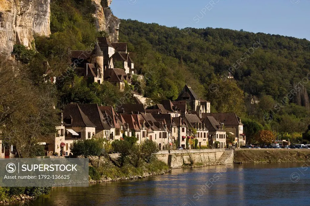 France, Dordogne, Dordogne Valley, Perigord Black, La Roque Gageac, the Dordogne valley and the village houses