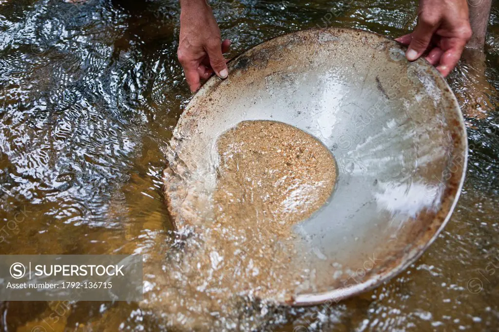 France, Dordogne, Excideuil, Stage Philippe Roubinet gold mining in the valley of the Loue, Use of the pan that is used to separate the gold flakes in...