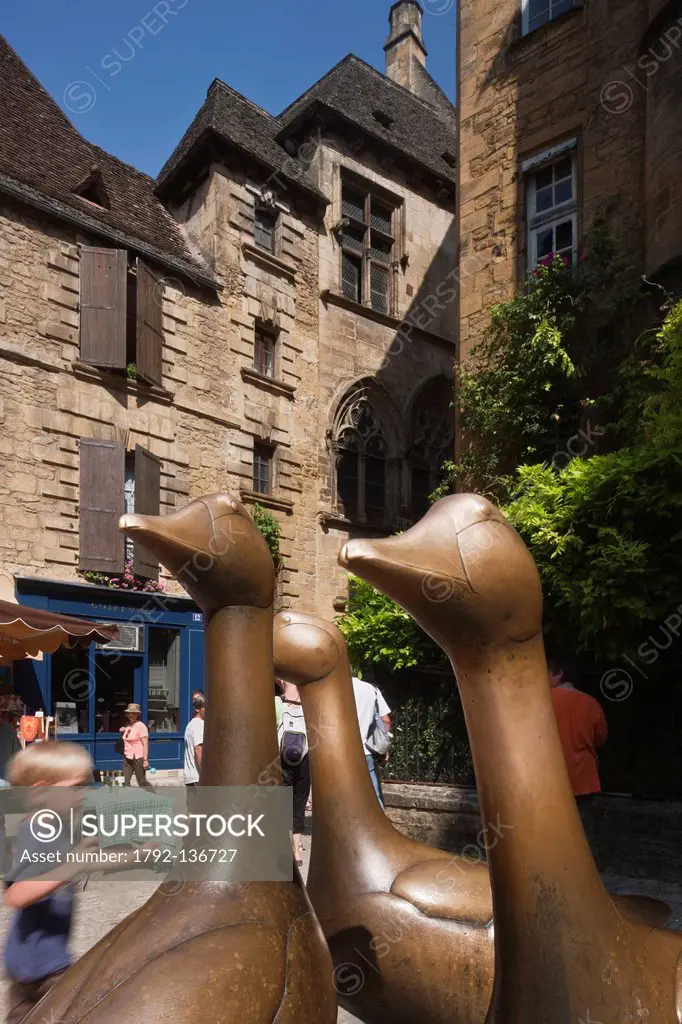 France, Dordogne, Dordogne Valley, Black Perigord, Sarlat la Caneda, Market Place goose, geese statue by Lalanne, in the background the Hotel Plamon