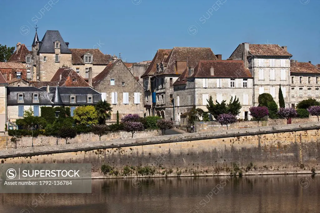France, Dordogne, Bergerac, Bergerac Old and the banks of the Dordogne, the old town overlooking the banks of the Dordogne