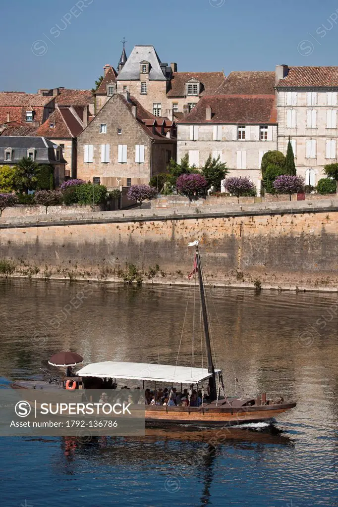 France, Dordogne, Bergerac, a barge trip on the Dordogne to the old town on the banks of the Dordogne