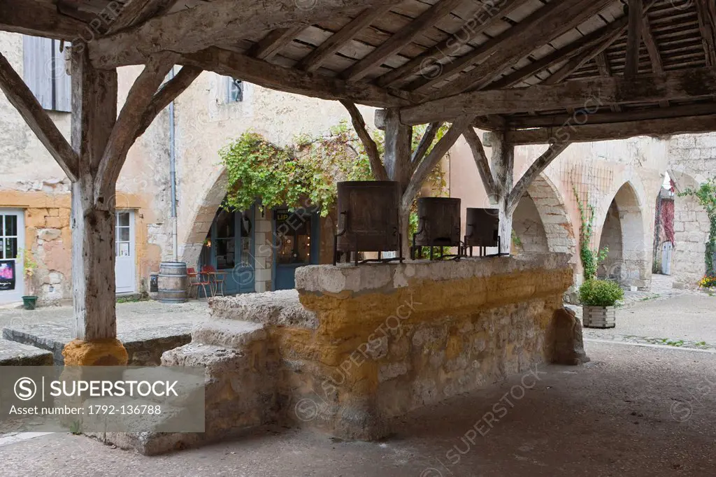 France, Dordogne, Monpazier, the square of the Angles, instead of the house, the hall which dates from the 16th century frame houses of the old grain ...