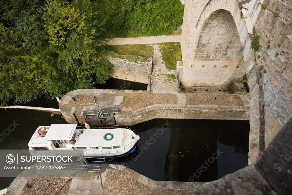 France, Lot, Cahors, Boat ride in the Lot Valley, passing the lock Pe nichette Bridge Valentre