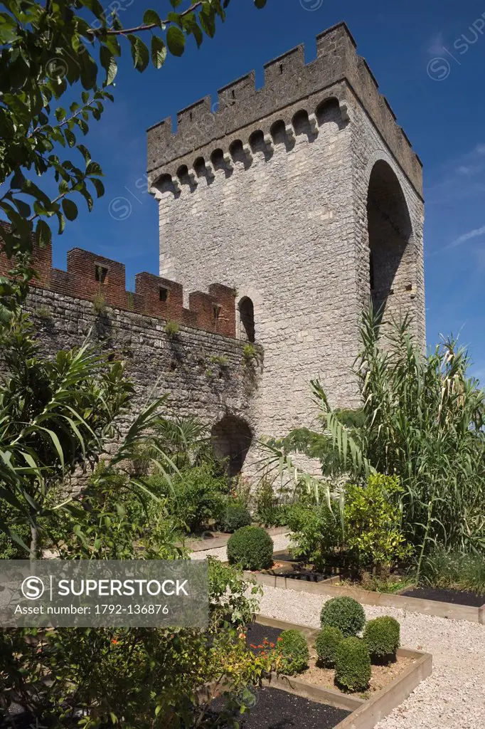 France, Lot, Cahors, The Place of the Crusades Closelet Lucterius, this garden located at the foot of the Barbican is one of the secret gardens of Cah...