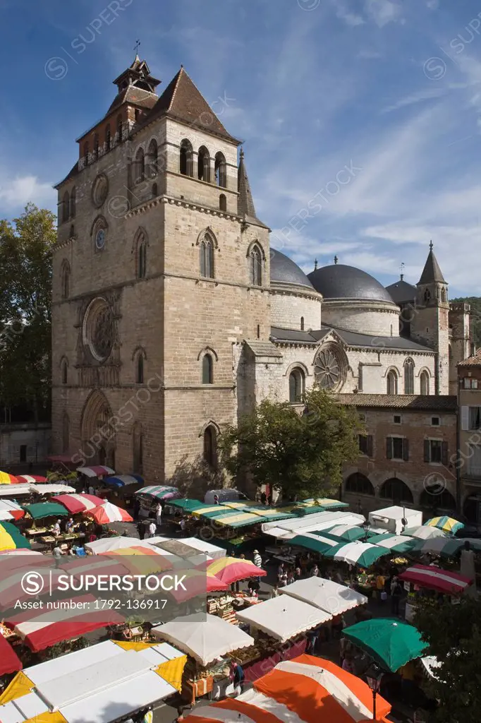 France, Lot, Cahors, Market day in front of the Cathedral St Etienne