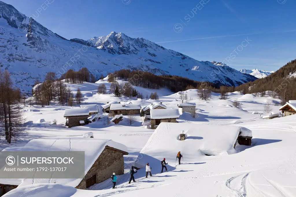 France, Savoie, Sainte Foy Tarentaise, gone hiking in rackets in the hamlet of high mountain pasture Le Monal with a view of the Mont Pourri 3779m in ...