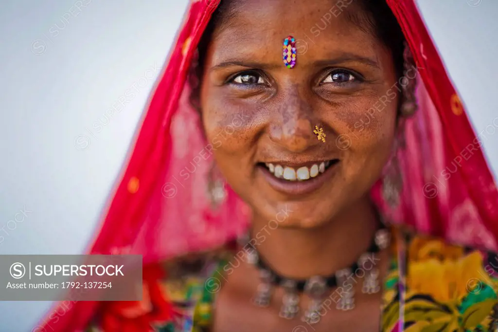 India, Rajasthan state, Pushkar, portrait of a young woman from a gypsy family