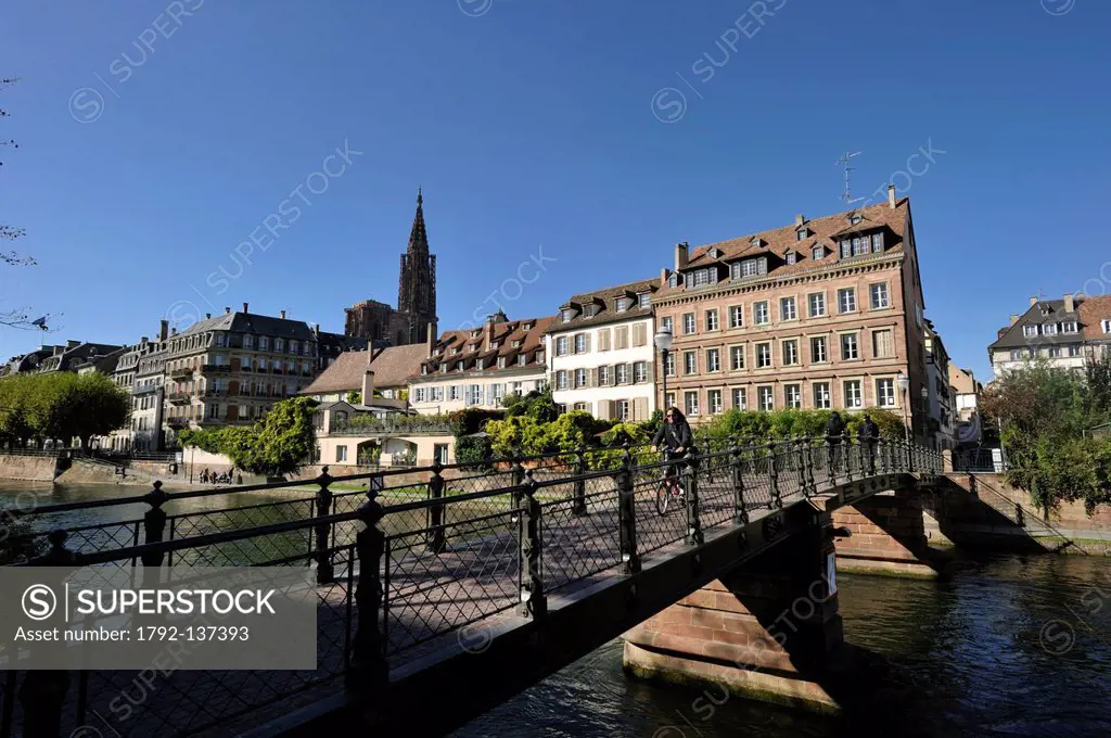 France, Bas Rhin, Strasbourg, old town listed as World Heritage by UNESCO, Quai au Sable with the Passerelle de l´Abreuvoir and Notre Dame Cathedral i...