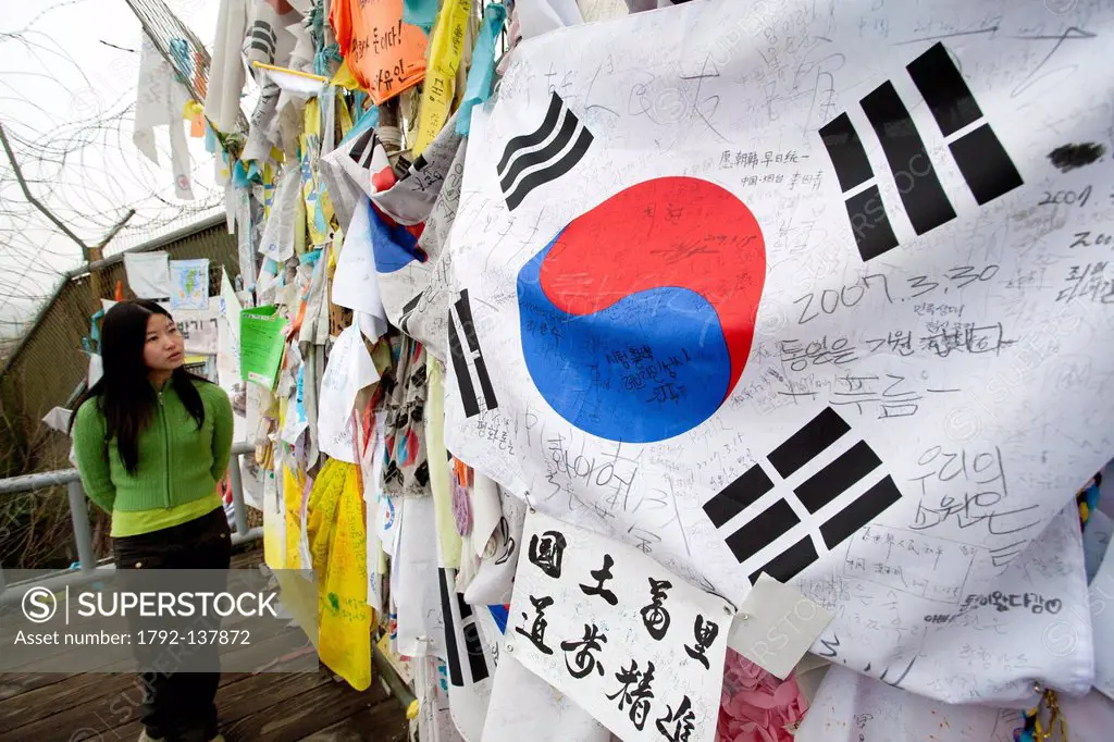 South Korea, Gyeonggi Province, Imjingak, Freedom Bridge, South Korean visitors leave messages of hope for reunification on the fences that keep them ...