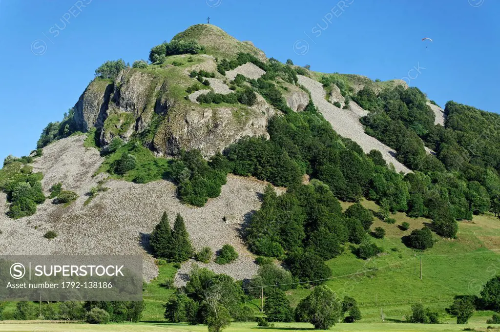 France, Cantal, Parc Naturel Regional des Volcans d´Auvergne Natural Regional Park of Auvergne Volcanoes, Diener, Cantal Masif to the Puy Mary, paragl...