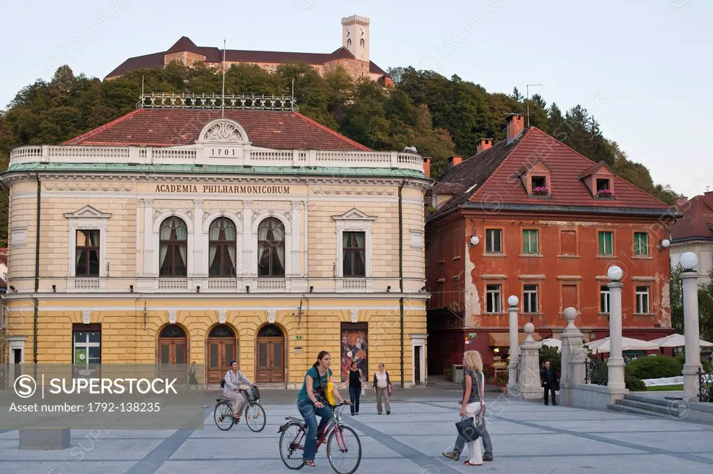 Slovenia, Ljubljana, capital town of Slovenia, the Philharmonic Academy on Kongresnil Square and the castle in the background