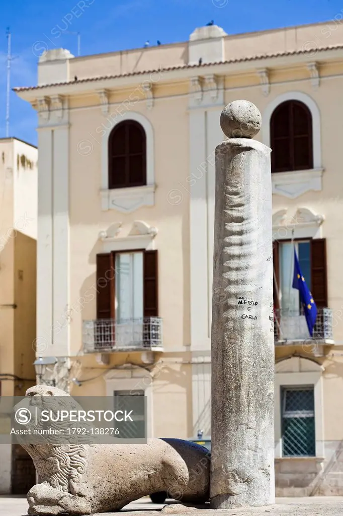 Italy, Puglia, Bari, Mercantile Square, column of the Law 16th centurty where bad payers were tied