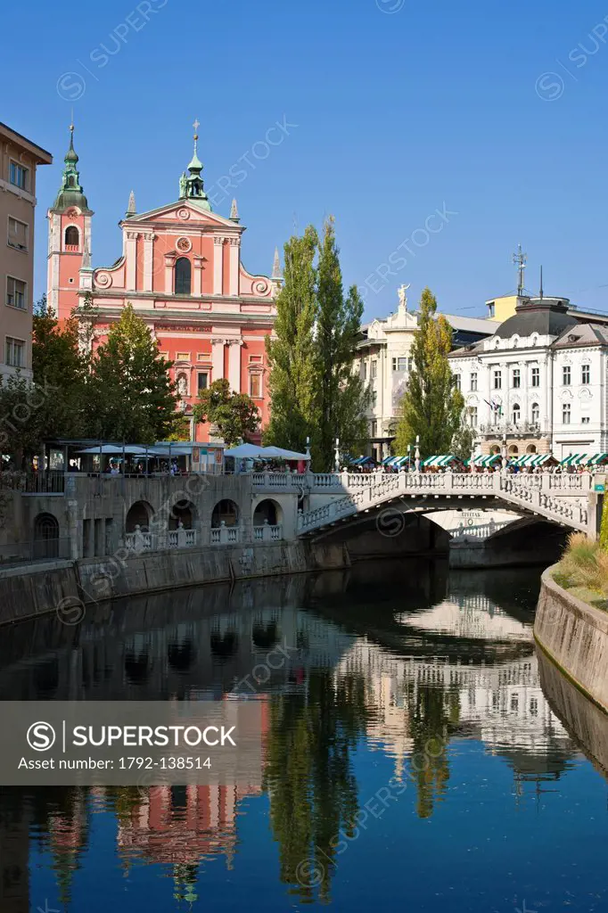 Slovenia, Ljubljana, capital town of Slovenia, the Triple Bridge and the franciscan church of Annonciation