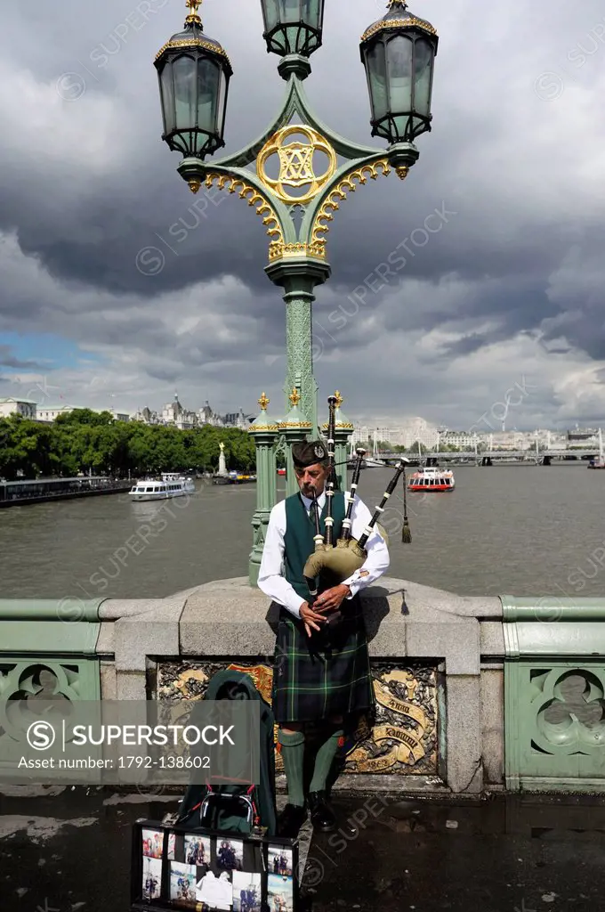 United Kingdom, London, Westminster Bridge, Scots in kilts playing the bagpipes on Westminster Bridge