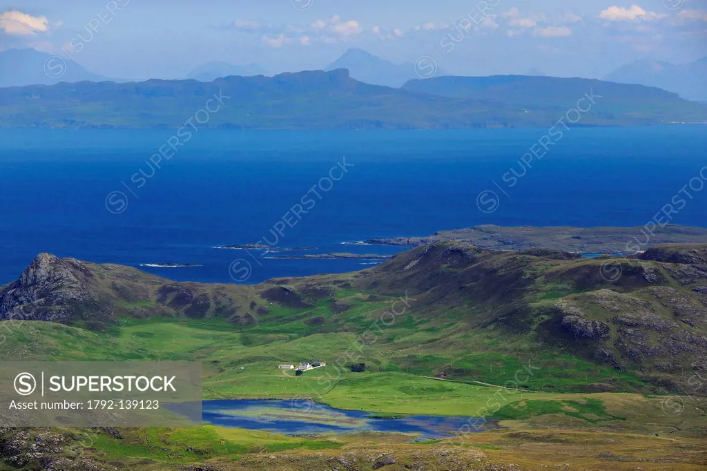 United Kingdom, Scotland, Highland, Inner Hebrides, Ardnamurchan peninsula facing the island of Mull, isolated farm at the small Loch Grigadale, Isle ...