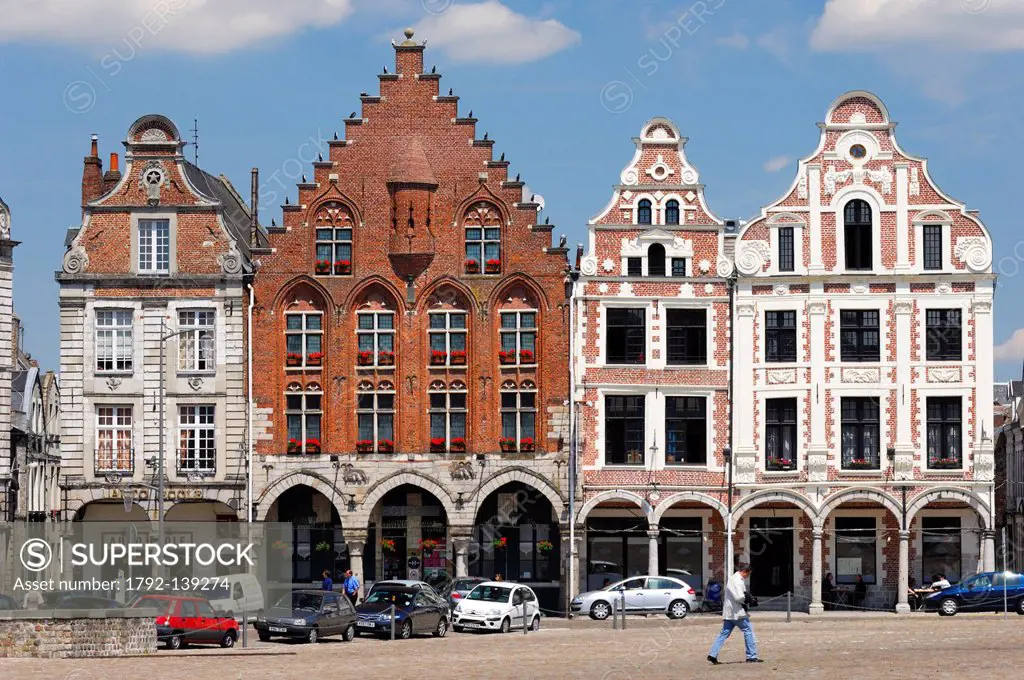 France, Pas de Calais, Arras, Grand Place, Flemish Baroque style houses surrounding the hotel Les Trois Luppars of 1467 which is brick red and whose p...