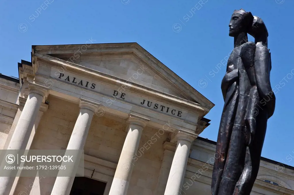 France, Lot, Cahors, Statue Square Verdun Boulevard Gambetta and the Palace of Justice