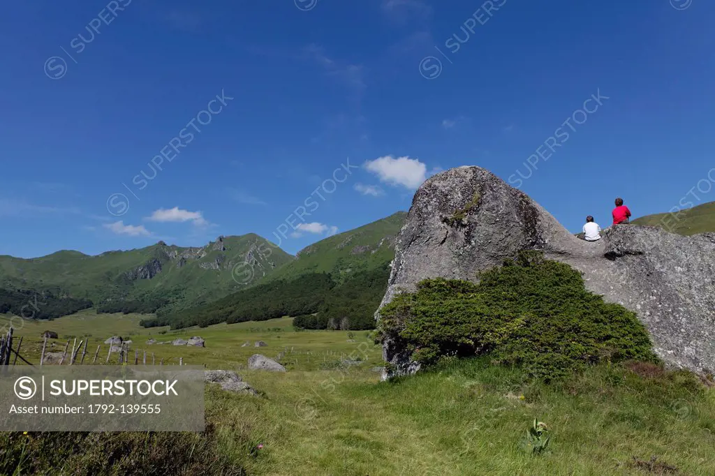 France, Puy de Dome, Parc Naturel Regional des Volcans d´Auvergne Regional Nature Park of Auvergne Volcanoes, Massif du Sancy, young hikers in the Nat...