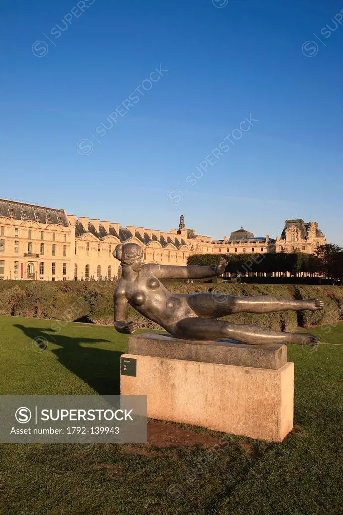 France, Paris, sculpture by Aristide Maillol L´air in the Jardin des Tuileries and facade of the Louvre museum