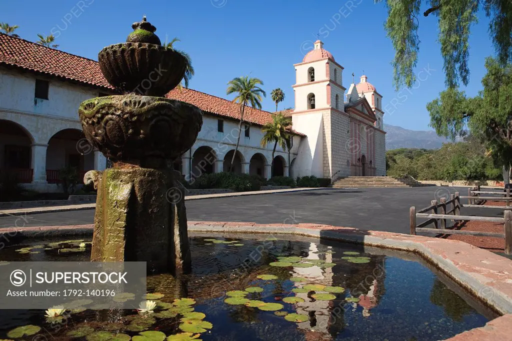 United States, California, Santa Barbara, the fountain of the Mission founded by the Franciscans in 1786 and the church built in 1820