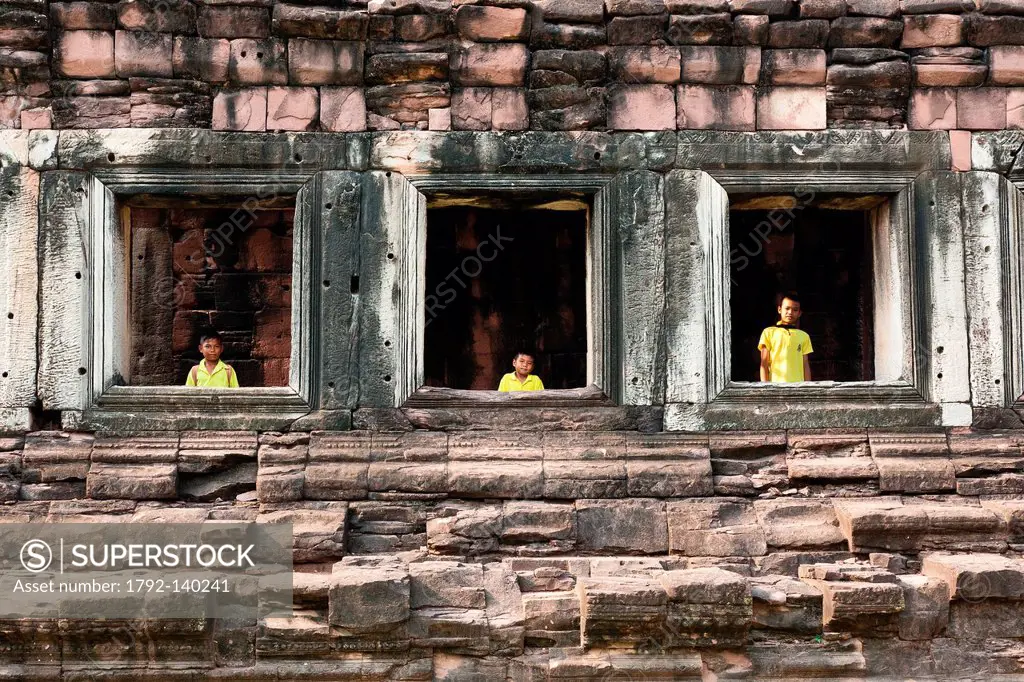 Thailand, Nakhon Ratchasima province, Phimai, children visiting Thai Khmer temple