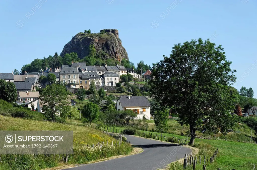 France, Cantal, Parc Naturel Regional des Volcans d´Auvergne Natural Regional Park of Auvergne Volcanoes, Apchon, village houses of volcanic rocks dom...