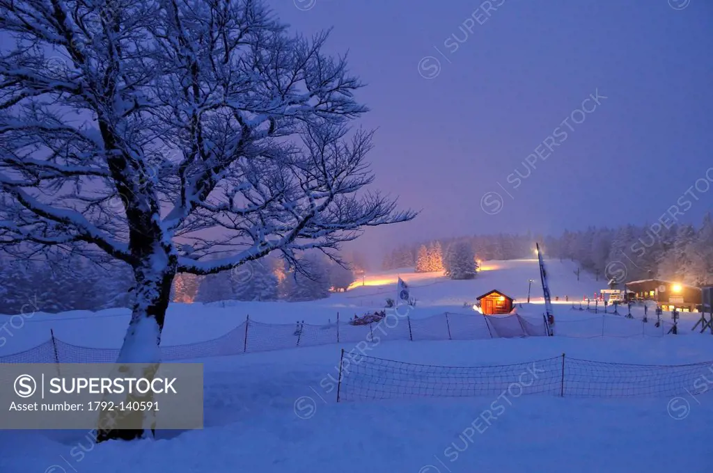 France, Territoire de Belfort, Ballon d´Alsace, ski slopes of gentian, cottage, after the close of ski lifts, snow in the evening, winter