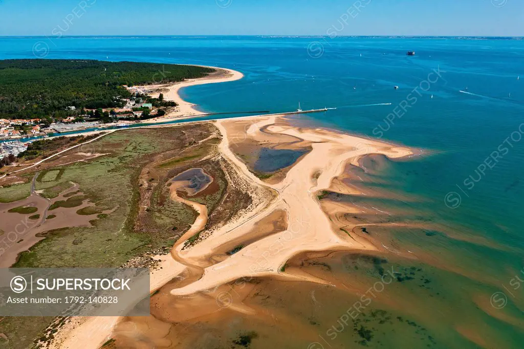 France, Charente Maritime, Saint Georges d´Oleron, Ile d´Oleron, sandbanks before Boyardville harbour aerial view